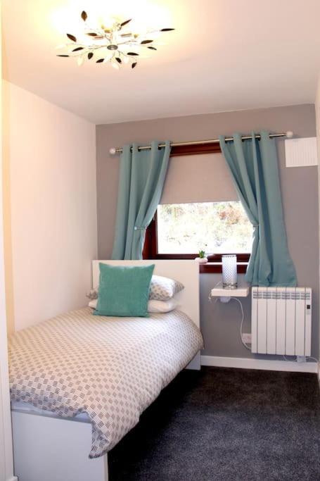 Premium Ground Floor Apartment, Near Fort William Town Centre ภายนอก รูปภาพ