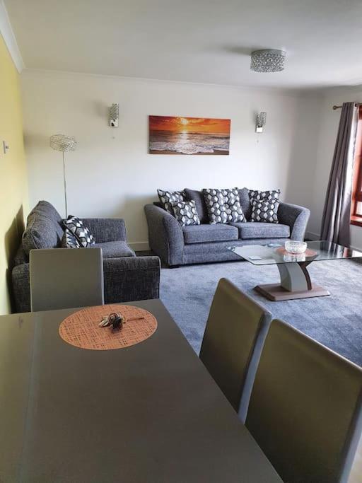 Premium Ground Floor Apartment, Near Fort William Town Centre ภายนอก รูปภาพ