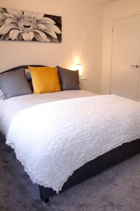 Premium Ground Floor Apartment, Near Fort William Town Centre ภายนอก รูปภาพ