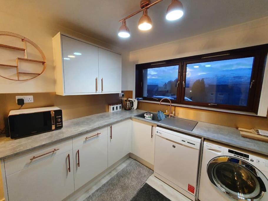Premium Ground Floor Apartment, Near Fort William Town Centre ภายนอก รูปภาพ